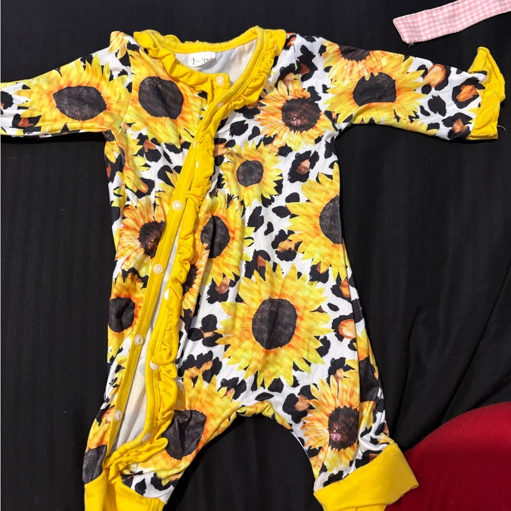 SHEIN Sunflower and Leopard Print Kids One Piece with hat and gloves
